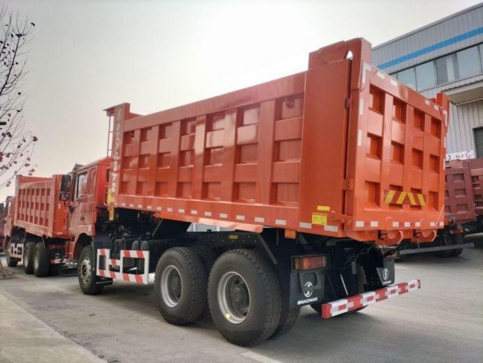 Camión de descarga de neón rojo 25 toneladas Capacidad de 20 metros cúbicos Cuerpo de descarga MAN Eje Diesel