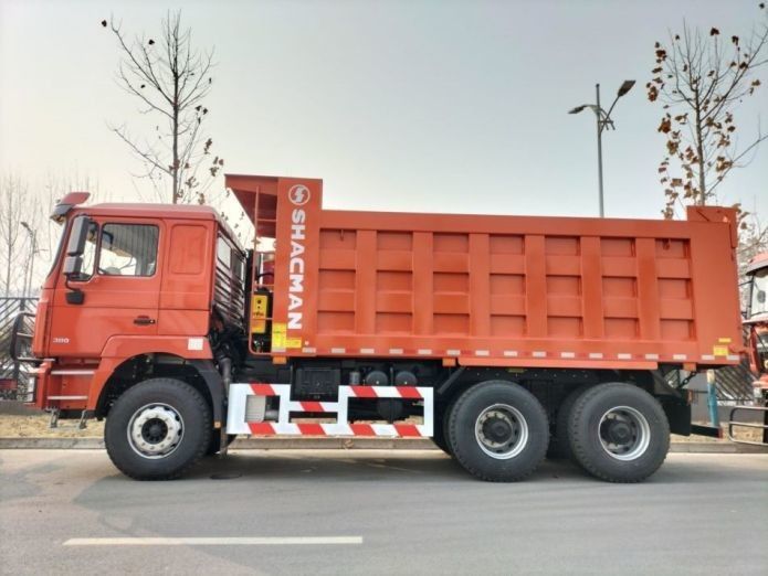 Camión de descarga de neón rojo 25 toneladas Capacidad de 20 metros cúbicos Cuerpo de descarga MAN Eje Diesel