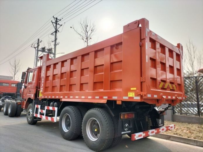 Camión de descarga de neón rojo 25 toneladas Capacidad de 20 metros cúbicos Cuerpo de descarga MAN Eje Diesel