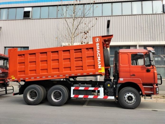 Camión de descarga de neón rojo 25 toneladas Capacidad de 20 metros cúbicos Cuerpo de descarga MAN Eje Diesel
